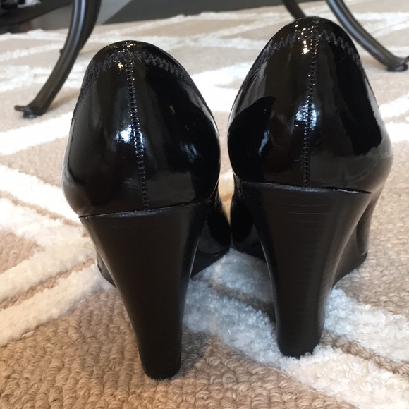 Tory Burch Black Patent Leather Wedge With Iconic Logo Size 8.5. Like New! - Picture 5 of 15